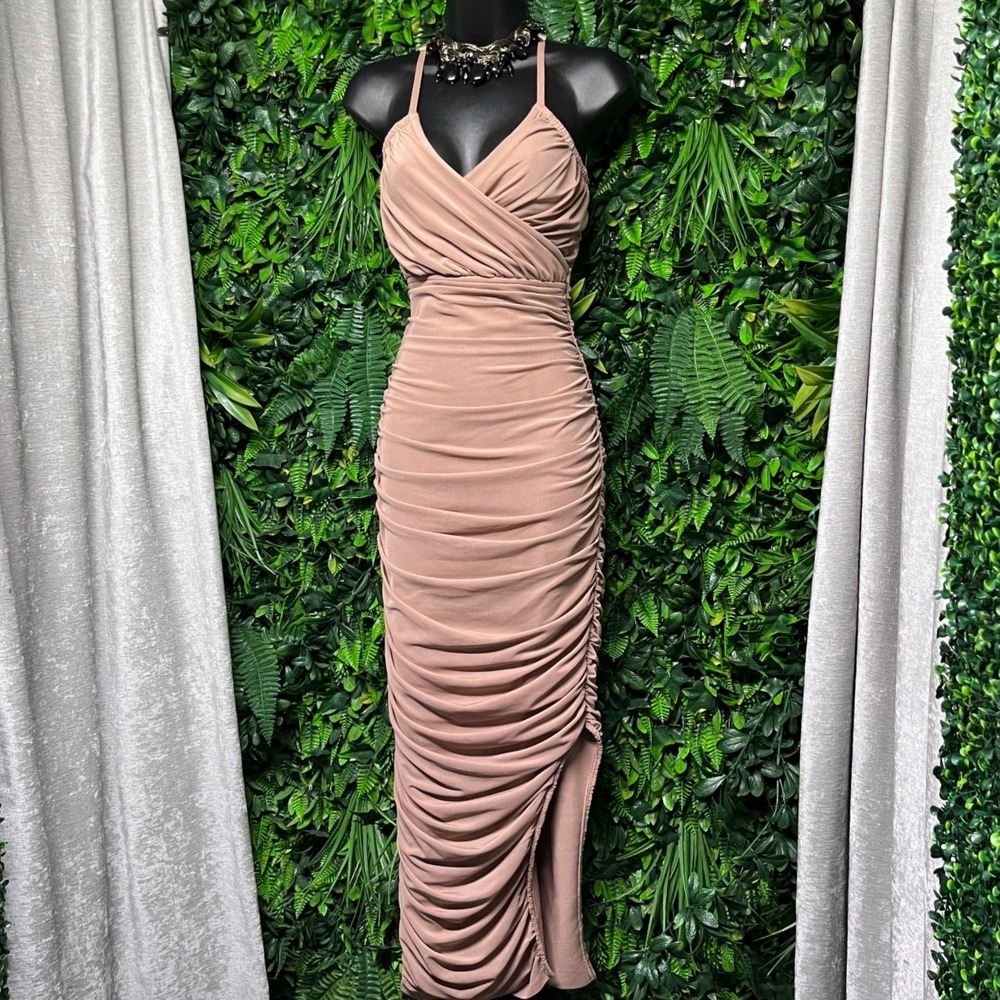Elliatt Dress XS Tan Ruched Midi Bodycon Sleeveless V-Neck Side Slit 4209